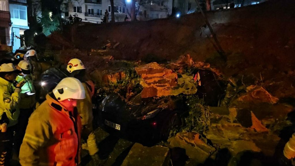 İstinat duvarı otomobillerin üzerine çöktü