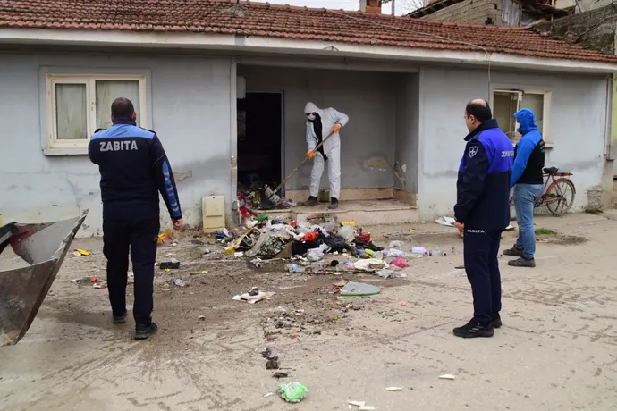 Bursa Yenişehir’de çöp ev temizlendi! Mahalle nefes aldı!